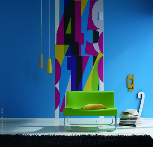 Große, übereinander gedruckte Zahlen in kräftigen Farben eignen sich hervorragend, um Wänden durch einzelne Bahnen einen expressiven Look zu geben. (Marburg Tapeten)